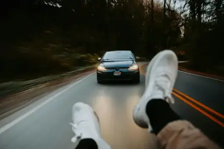 Caos anunciado: ¿Por qué es esencial para el consejero federal Albert Rösti ganar la votación sobre la ampliación de la viñeta?